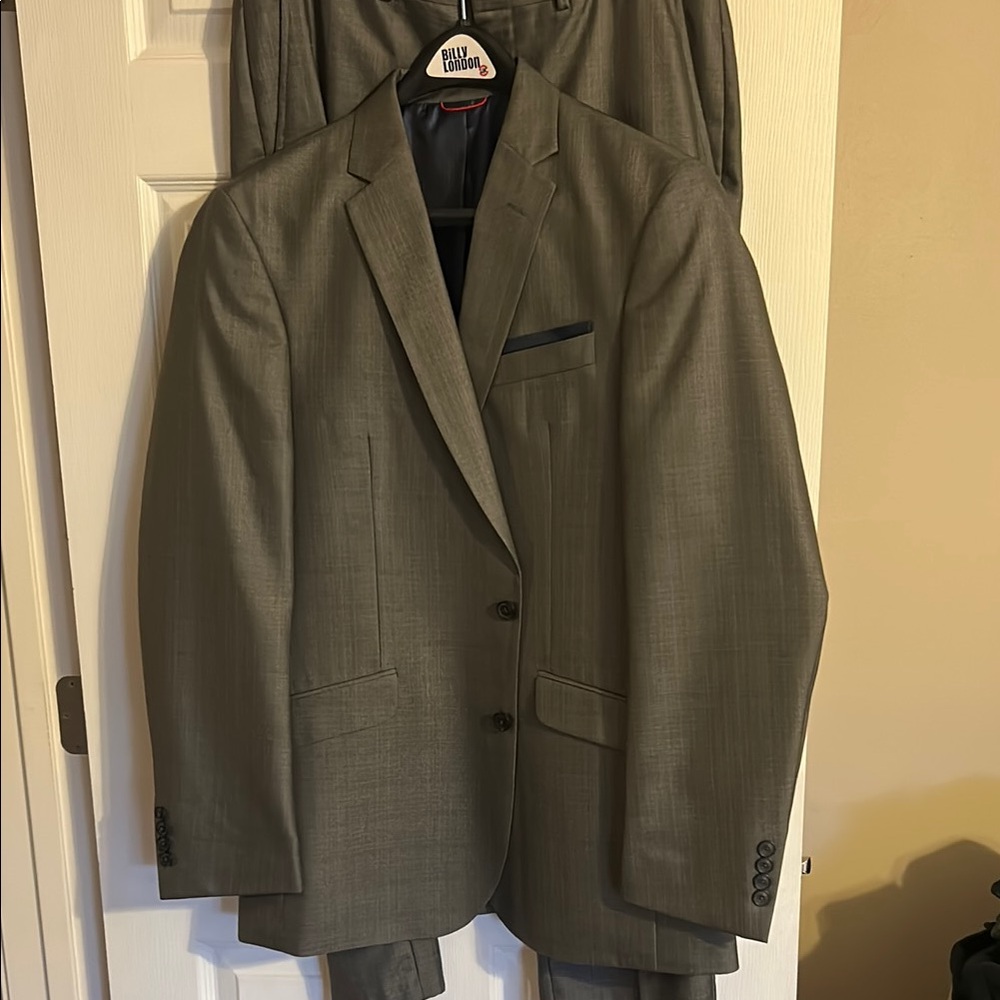Elegant Gray Suit with Classic Tailoring and Textured Fabric
